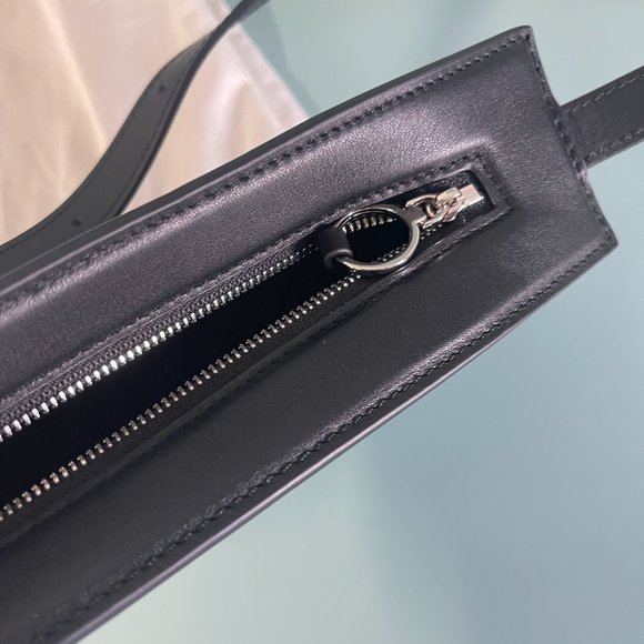 ROW Luxurious Grain Leather Casual Banana Bag - New - Picture 4 of 6